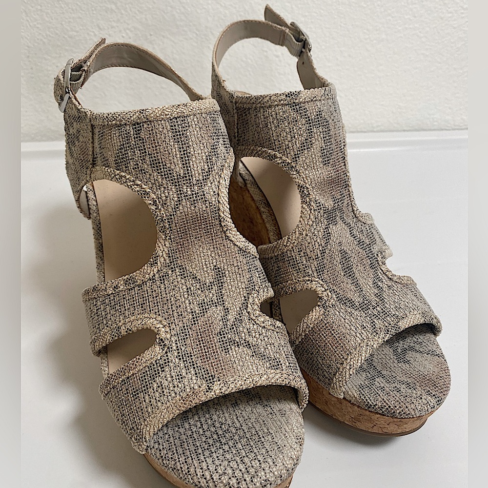 This is a simple but eye catching shoes, it is very slightly used